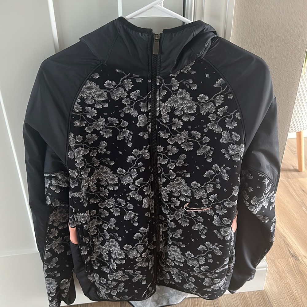 Nike Men’s Basketball Full-Zip Jacket size Small.  This is 100% authentic.